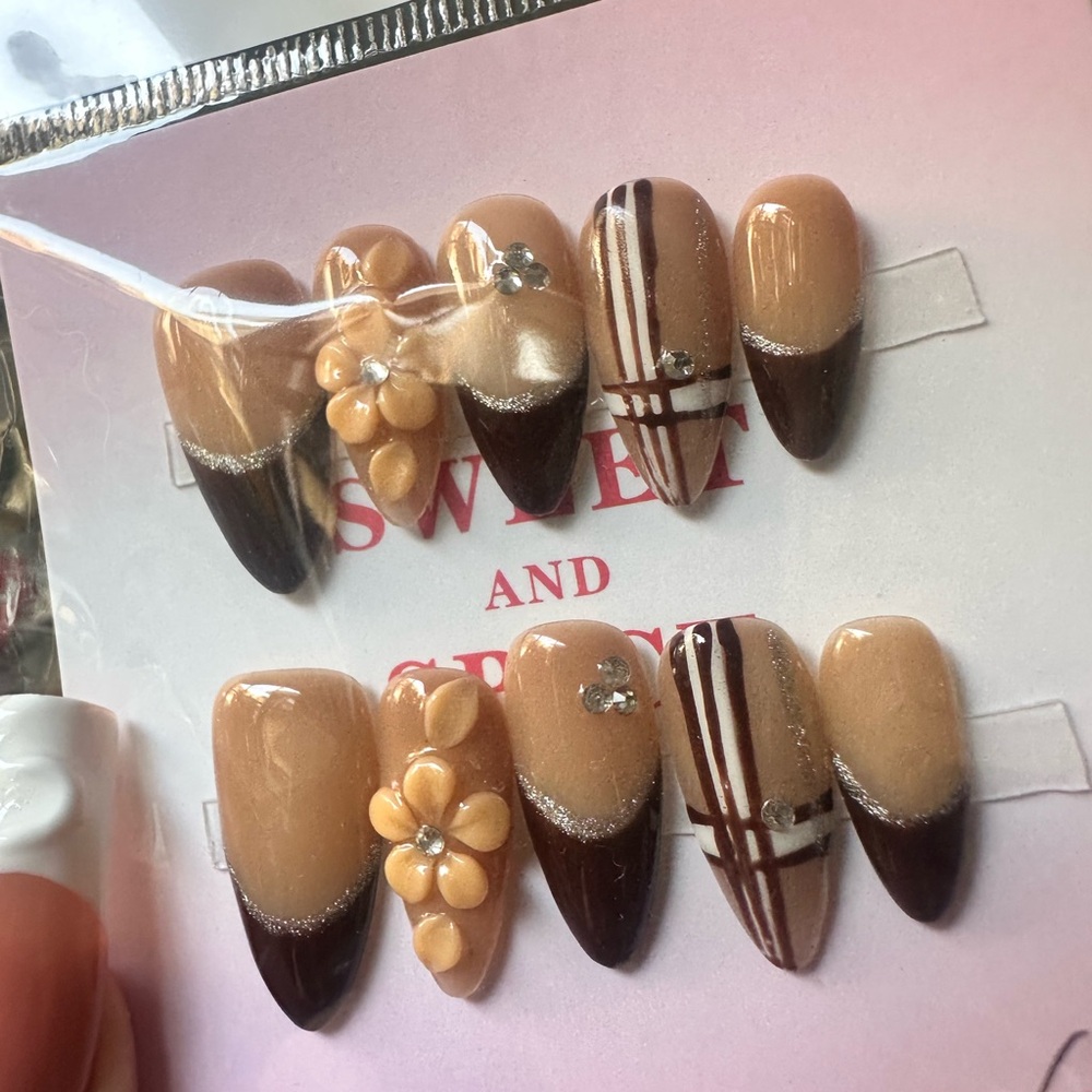 Elegant Brown and Cream Nail Set